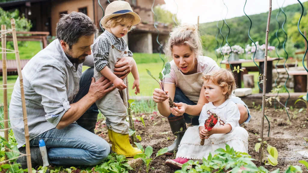 Eine glückliche Familie in einem Gemüsebeet.