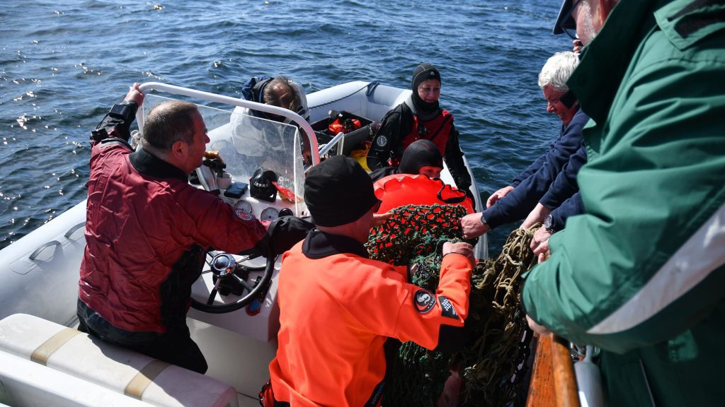 Die Taucher von Ghos Diving Germany setzen ihre Mission fort.